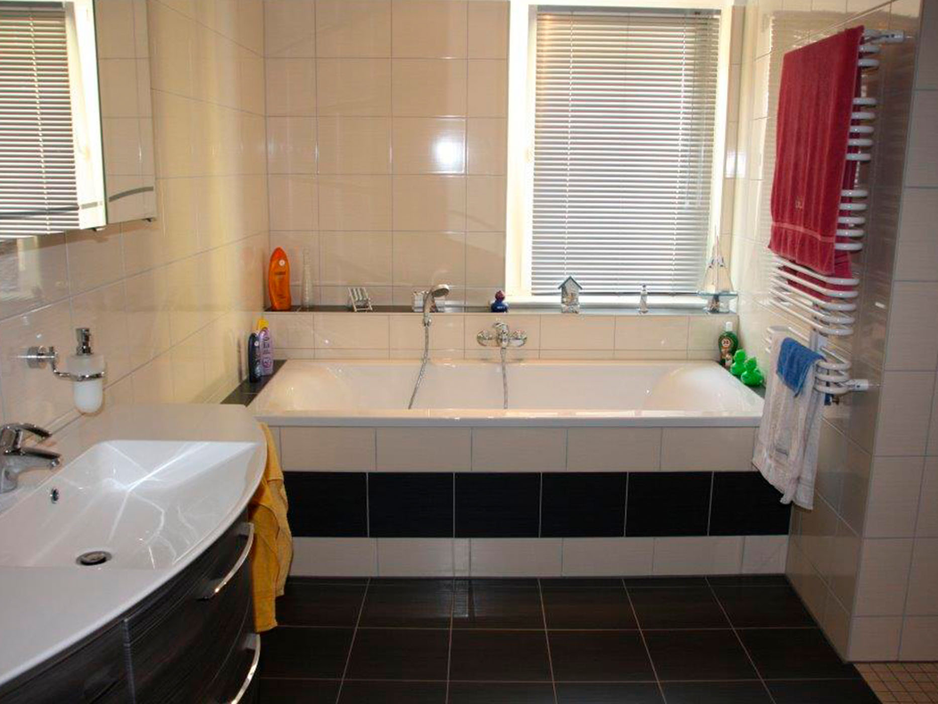 Modernes Bad mit Badewanne und Fliesen von der Senftenberger Ofenbauer- und Fliesenleger GmbH